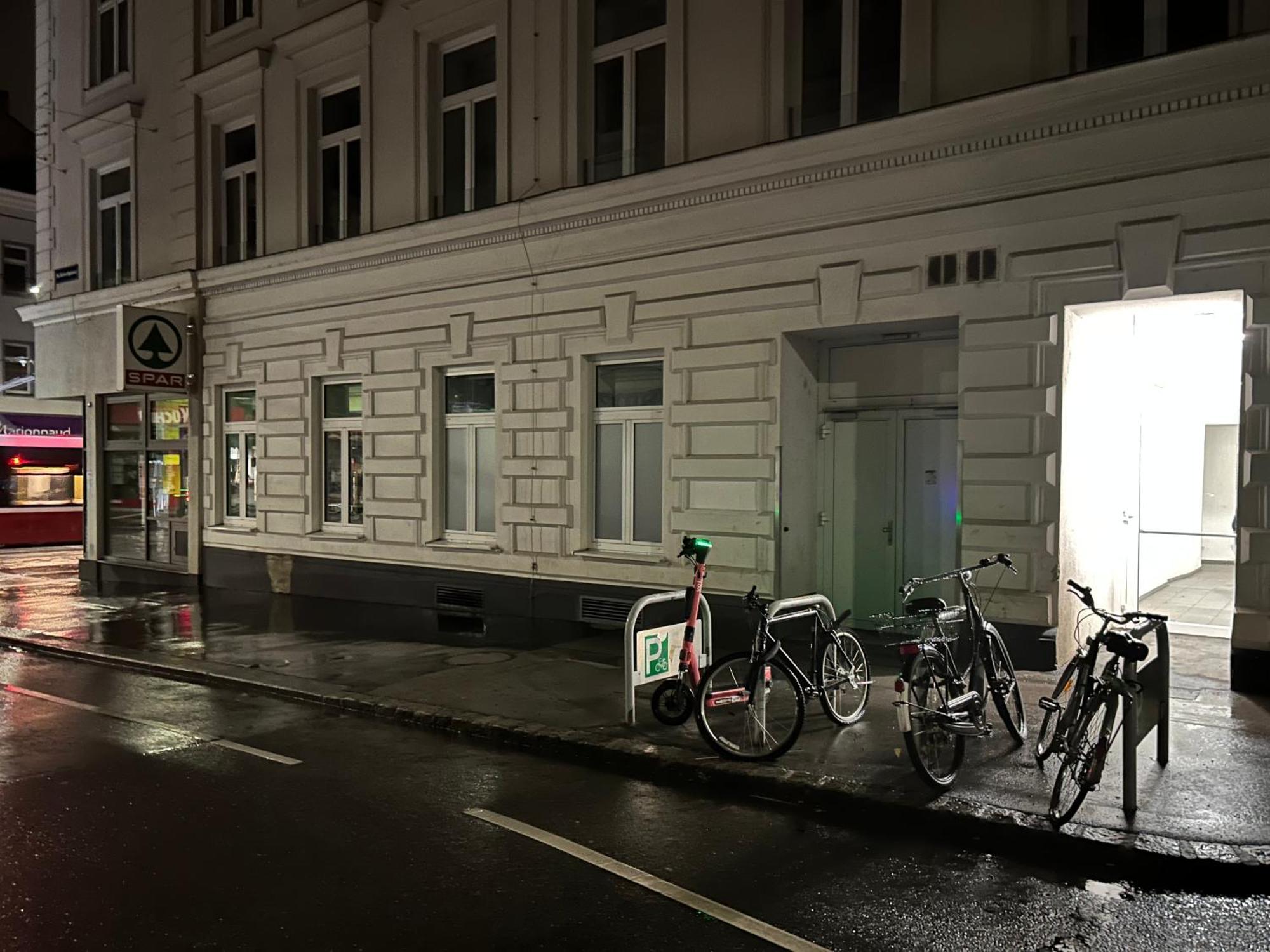 Schoene, Helle In Stadtnaehe * Wien